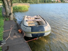 na zdjęciu znajduje się ponton przycumowany do kładki na jeziorze