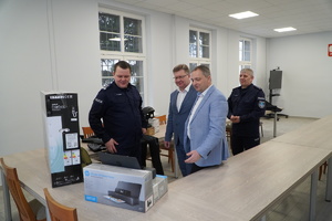 na zdjęciu jest Komendant Powiatowy Policji w Giżycku oraz Burmistrz Miasta i Wójt Gminy Giżycko, którzy oglądają zakupiony sprzęt