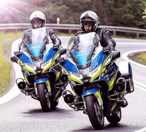 na zdjęciu widnieją policyjne motocykle na których jada policjanci