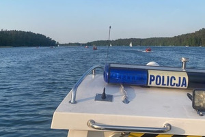 na zdjęciu widnieje policyjna łódź na jeziorze