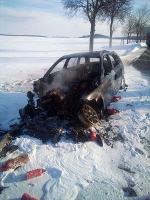 na zdjęciu znajdują się szczątki spalonego samochodu osobowego