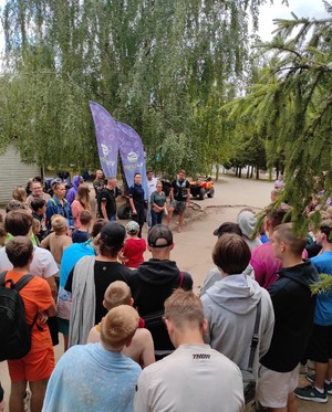 na zdjęciu znajduje się grupa młodzieży przed którymi stoi policjantka