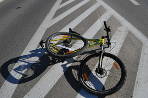 na zdjęciu znajduje się rower leżący na ulicy