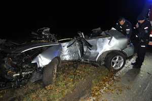 na zdjęciu znajduje się rozbite auto, które brało udział w zdarzeniu