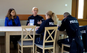 na zdjęciach są umundurowani policjanci oraz mieszkańcy miasta, którzy omawiają bieżące sprawy w zakresie bezpieczeństwa