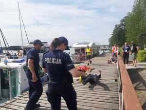 na zdjęciach znajdują się ratownicy medyczni i policjanci umundurowani, którzy biorą udział w mistrzostwach realizują zadanie w konkurencji zespołów