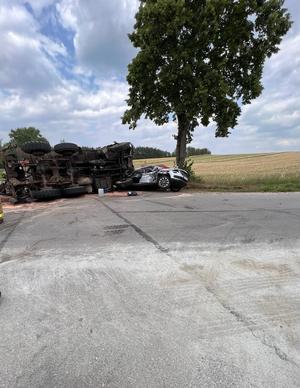 na zdjęciu widoczne są auta biorące udział w wypadku drogowym