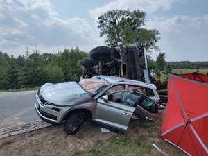 na zdjęciu widoczne są auta biorące udział w wypadku drogowym