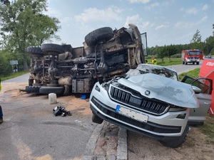 na zdjęciu widoczne są auta biorące udział w wypadku drogowym