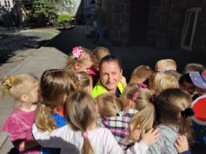 na zdjęciu jest policjant i dzieci