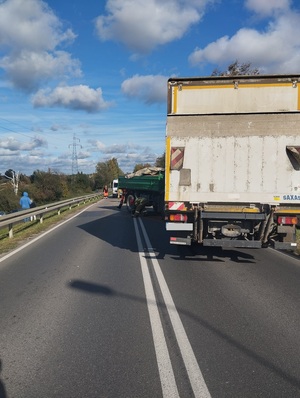 na zdjęciu widoczne są pojazdy które brały udział w zdarzeniu drogowym