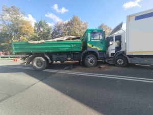 na zdjęciu widoczne są pojazdy które brały udział w zdarzeniu drogowym