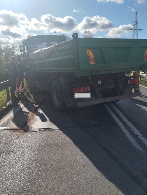 na zdjęciu widoczne są pojazdy które brały udział w zdarzeniu drogowym