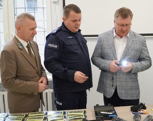 na zdjęciu widnieje sprzęt zakupiony w ramach Funduszu Wsparcia Policji oraz Komendant Powiatowy Policji, Wójt Gminy i Nadleśniczy