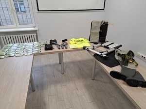 na zdjęciu widnieje sprzęt zakupiony w ramach Funduszu Wsparcia Policji oraz Komendant Powiatowy Policji, Wójt Gminy i Nadleśniczy