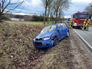 na zdjęciu widnieją pojazdy biorące udział w zdarzeniu drogowym
