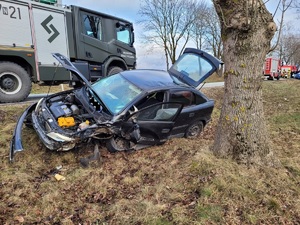 na zdjęciu widnieją pojazdy biorące udział w zdarzeniu drogowym
