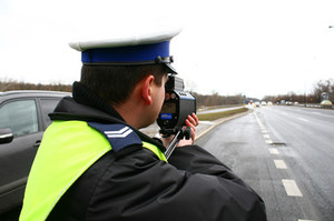 na zdjęciu widoczny jest policjant RD dokonujący pomiar prędkości pojazdu
