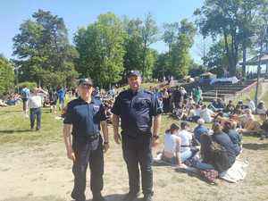 na zdjęciu widoczni są policjanci umundurowani i uczestnicy spotkania