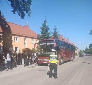 na zdjęciu widoczni są policjanci umundurowani i uczestnicy spotkania