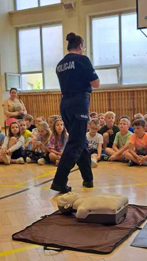 na zdjęciach widoczni sa policjanci i strażacy oraz dzieci