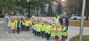 na zdjęciu jest policjant oraz przedszkolaki z opiekunami biorącymi udział w spotkaniu