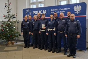 na zdjęciu widnieją giżyccy policjanci