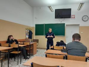 na zdjęciach jest policjantka i uczestnicy spotkania