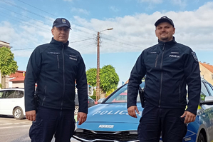 na zdjęciu widnieją funkcjonariusze, którzy przeprowadzili interwencję