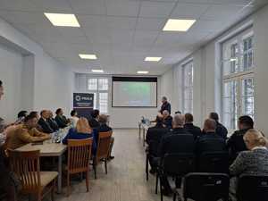 na zdjęciach są uczestnicy odprawy rocznej - policjanci, pracownicy cywilni, przedstawiciele samorządu oraz służb mundurowych