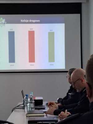 na zdjęciach są uczestnicy odprawy rocznej - policjanci, pracownicy cywilni, przedstawiciele samorządu oraz służb mundurowych