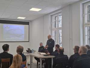 na zdjęciach są uczestnicy odprawy rocznej - policjanci, pracownicy cywilni, przedstawiciele samorządu oraz służb mundurowych