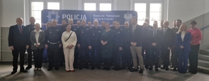 na zdjęciach są uczestnicy odprawy rocznej - policjanci, pracownicy cywilni, przedstawiciele samorządu oraz służb mundurowych