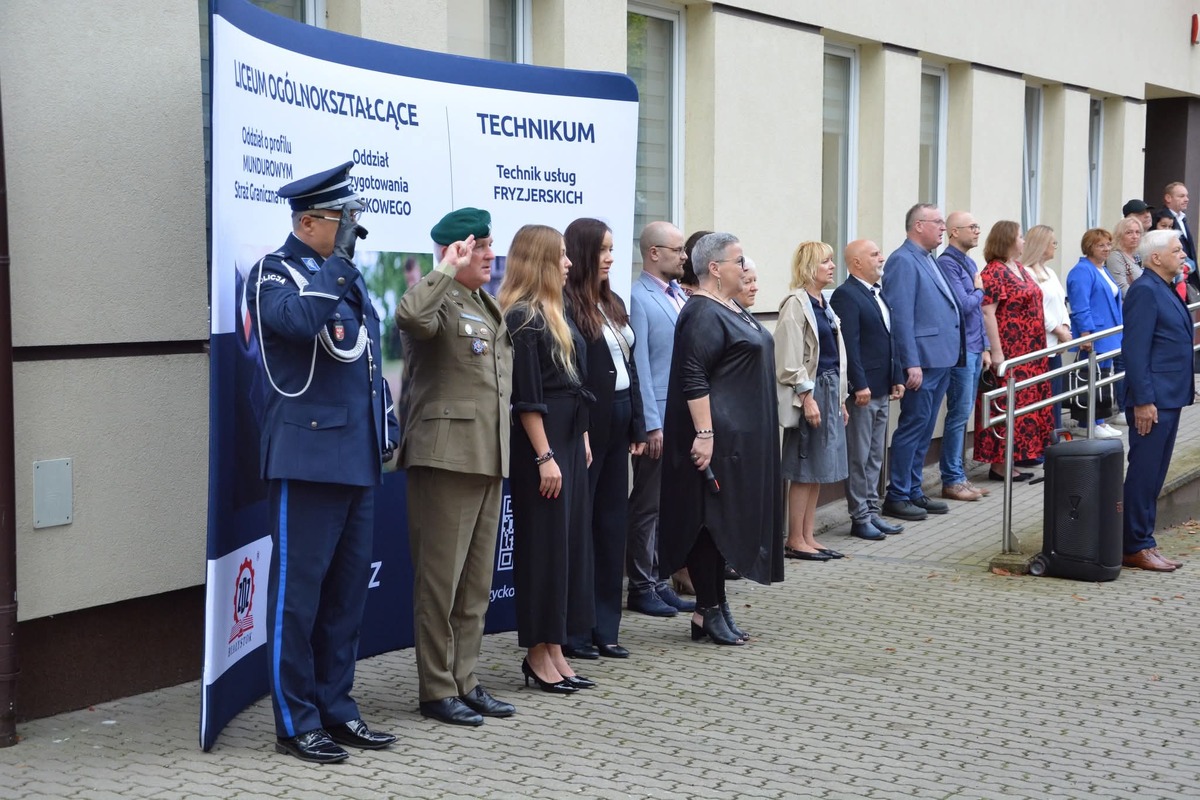 Komendant Powiatowy Policji w Giżycku uczestniczył w inauguracji roku szkolnego